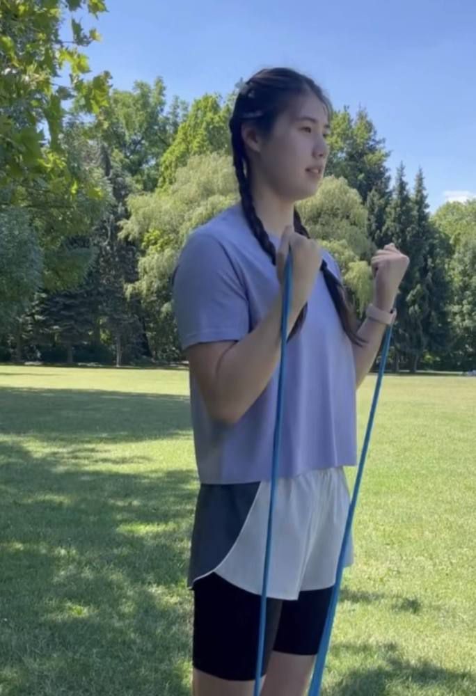 就在这一刻，她拼尽全力的想要睁开眼睛，几番努力之后，她终于在无尽的黑暗之中，察觉到了一丝光亮。