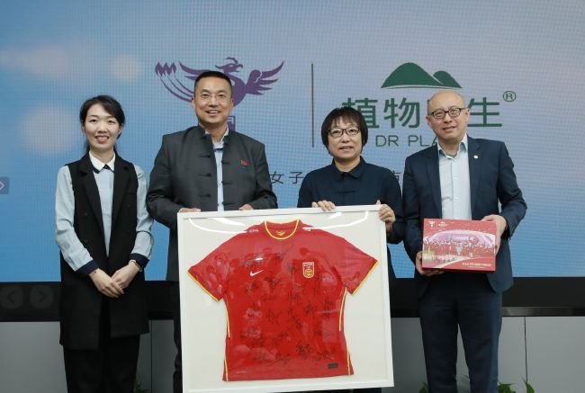 尽管长期以来，电影产业的发展和电影公司受到了诸如法律制约、政府干涉经济萧条、世界大战以及科学技术的发展等诸多因素的冲击，但电影产业却自有其生存之道。